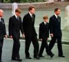 Il s'agit d'Allen Onyema, fondateur de la compagnie aérienne nigériane Air Peace, qui fournissait les vols gratuits du couple. 
Photo d'archives datée du 6/9/1997 du prince de Galles, du prince William, du prince Harry, du comte Althorp et du duc d'Édimbourg marchant derrière le cortège funèbre de Diana, la princesse de Galles.
