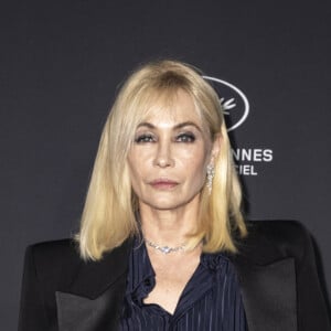 Une fierté qu'elle partage souvent sur Instagram puisqu'en avril dernier déjà, Emmanuelle Béart avait déjà annoncé l'excellente nouvelle concernant la présence de sa fille à Cannes. 
Emmanuelle Béart - Photocall du dîner "Trophée Chopard" au Carlton Beach lors du 77ème Festival International du Film de Cannes. Le 17 mai 2024 © Olivier Borde / Bestimage