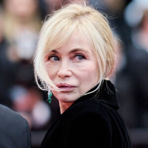 Emmanuelle Béart - Montée des marches du film " Le deuxième acte " pour la cérémonie d'ouverture du 77ème Festival International du Film de Cannes, au Palais des Festivals à Cannes. Le 14 mai 2024 © Jacovides-Moreau / Bestimage