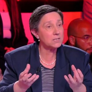 Un choix qu'elle a fait en est la cause...
Raymond Aabou et Danielle Moreau dans "Touche pas à mon poste"