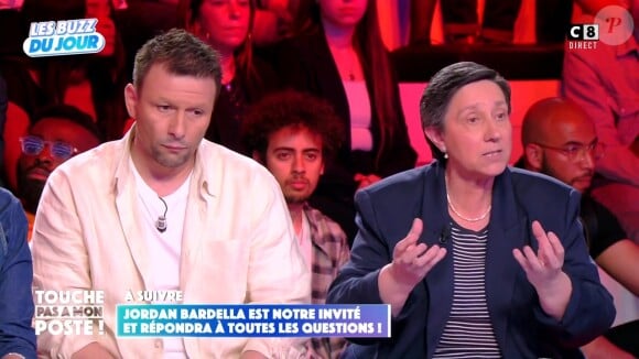 Un choix qu'elle a fait en est la cause...
Raymond Aabou et Danielle Moreau dans "Touche pas à mon poste"