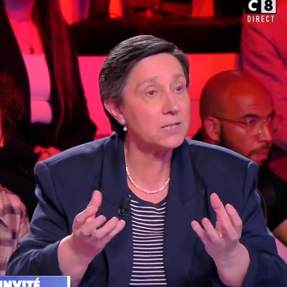 Un choix qu'elle a fait en est la cause...
Raymond Aabou et Danielle Moreau dans "Touche pas à mon poste"