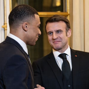 La mari de Brigitte macron n'a pas répondu présent à l'invitation de Kylian Mbappé

Brigitte Macron, Kylian Mbappé, le président Emmanuel Macron - Le président Emmanuel Macron et l'émir du Qatar accueillent les invités au dîner d'état en l'honneur de l'émir au palais de l'Elysée à Paris le 27 février 2024. © Eric Tschaen / Pool / Bestimage