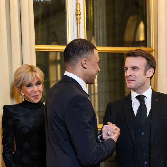 Brigitte MAcron, Kylian Mbappé, le président Emmanuel Macron - Le président Emmanuel Macron et l'émir du Qatar accueillent les invités au dîner d'état en l'honneur de l'émir au palais de l'Elysée à Paris le 27 février 2024. © Eric Tschaen / Pool / Bestimage