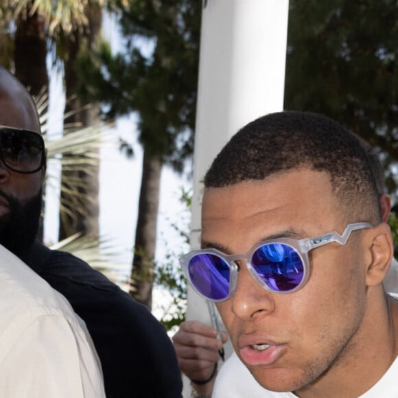 Situé dans le VIIIe arrondissement, le restaurant offre une terrasse panoramique avec vue sur la tour Eiffel

Kylian Mbappe à la sortie de la plage de la Môme lors du 77ème Festival International du Film de Cannes le 19 mai 2024. © Jeremy Melloul / Bestimage