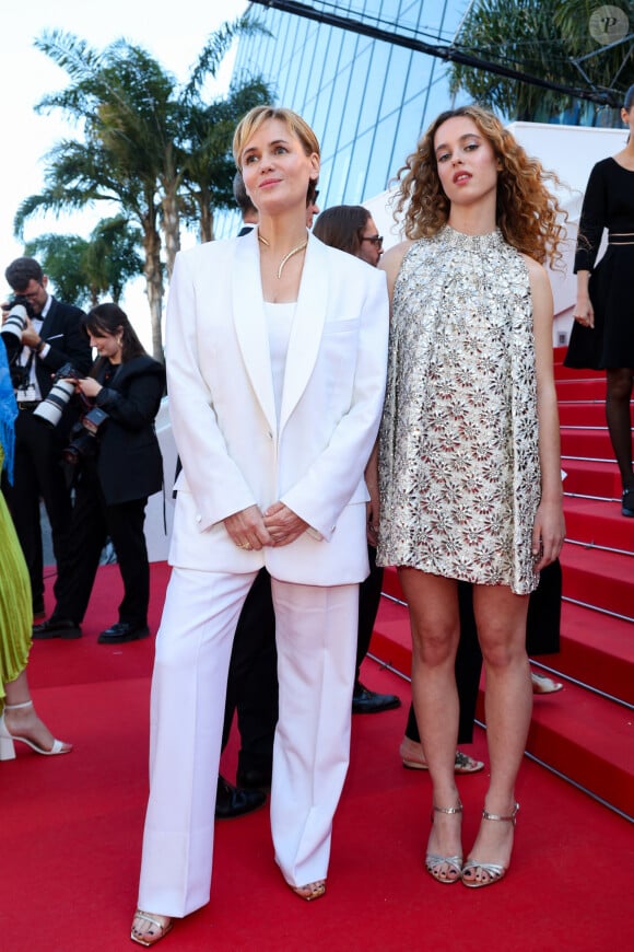 Judith Godrèche et sa fille Tess Barthélemy - Montée des marches du film " Kinds of Kindness " lors du 77ème Festival International du Film de Cannes, au Palais des Festivals à Cannes. Le 17 mai 2024 © Jacovides-Moreau / Bestimage 