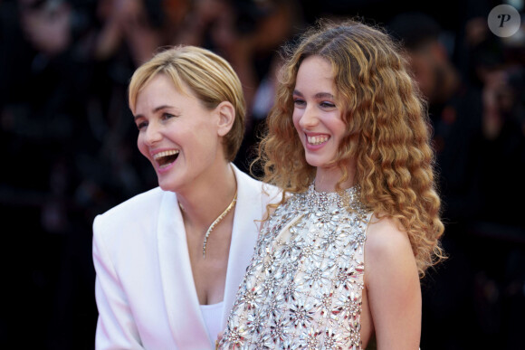 Judith Godrèche et sa fille Tess Barthélemy - Montée des marches du film « Kinds of Kindness » lors du 77ème Festival International du Film de Cannes, au Palais des Festivals à Cannes. Le 17 mai 2024 © Norbert Scanella / Panoramic / Bestimage  Red carpet of the movie « Kinds of Kindness » during the 77th Cannes International Film Festival at the Palais des Festivals in Cannes, France. On may 17th 2024