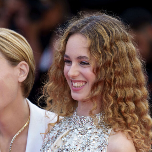 Judith Godrèche et sa fille Tess Barthélemy - Montée des marches du film « Kinds of Kindness » lors du 77ème Festival International du Film de Cannes, au Palais des Festivals à Cannes. Le 17 mai 2024 © Norbert Scanella / Panoramic / Bestimage  Red carpet of the movie « Kinds of Kindness » during the 77th Cannes International Film Festival at the Palais des Festivals in Cannes, France. On may 17th 2024