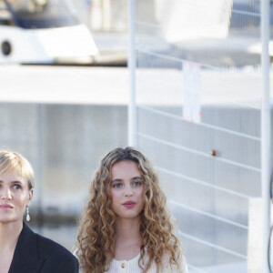 Exclusif - Judith Godrèche et sa fille Tess Barthelemy sur le plateau de l'émission "C à vous" lors du 77ème Festival International du Film de Cannes, France, le 16 mai 2024. © Jack Tribeca/Bestimage 