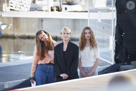 Exclusif - Judith Godrèche et sa fille Tess Barthelemy sur le plateau de l'émission "C à vous" lors du 77ème Festival International du Film de Cannes, France, le 16 mai 2024. © Jack Tribeca/Bestimage 