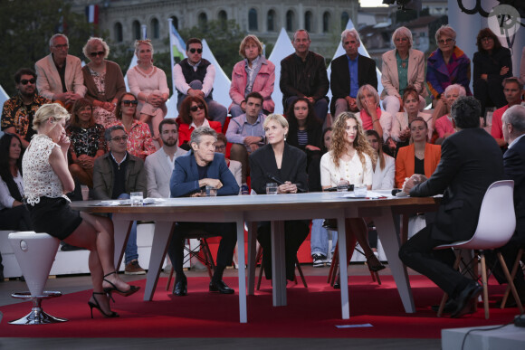 Exclusif - Willem Dafoe, Judith Godreche et sa fille Tess Barthelemy sur le plateau de l'émission "C à vous" lors du 77ème Festival International du Film de Cannes, France, le 16 mai 2024. © Jack Tribeca/Bestimage 