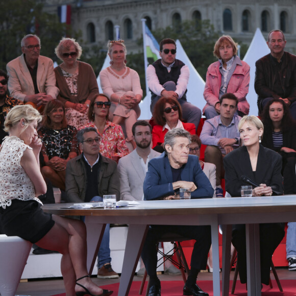 Exclusif - Willem Dafoe, Judith Godreche et sa fille Tess Barthelemy sur le plateau de l'émission "C à vous" lors du 77ème Festival International du Film de Cannes, France, le 16 mai 2024. © Jack Tribeca/Bestimage 