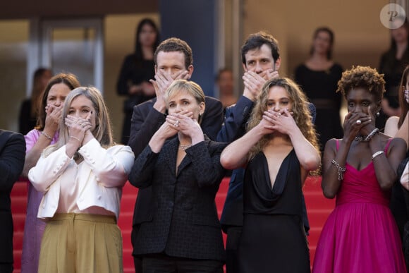 Elle avait simplement une robe décolletée mais les commentaires déplacés ont été nombreux.
Noé Boon, Judith Godrèche, Richard Sears, Tess Barthélemy, Rokhaya Diallo - Montée des marches du film " Furiosa : A Mad Max Saga " lors du 77ème Festival International du Film de Cannes, au Palais des Festivals à Cannes. Le 15 mai 2024 © Olivier Borde / Bestimage 