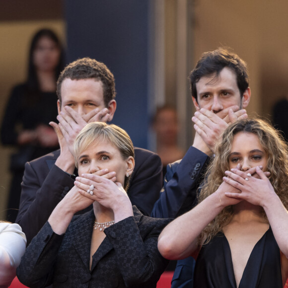 Elle avait simplement une robe décolletée mais les commentaires déplacés ont été nombreux.
Noé Boon, Judith Godrèche, Richard Sears, Tess Barthélemy, Rokhaya Diallo - Montée des marches du film " Furiosa : A Mad Max Saga " lors du 77ème Festival International du Film de Cannes, au Palais des Festivals à Cannes. Le 15 mai 2024 © Olivier Borde / Bestimage 