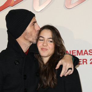 Calogero avec sa fille Nina à l'avant-première mondiale du film Napoléon, le 14 novembre 2023. © Coadic Guirec / Bestimage