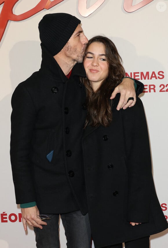 Calogero avec sa fille Nina à l'avant-première mondiale du film Napoléon, le 14 novembre 2023. © Coadic Guirec / Bestimage