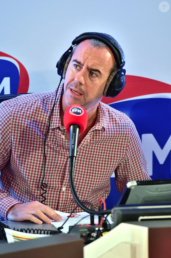 Bruno Robles et Justine Fraioli lors de l'émission de radio : "La matinale Spéciale Noël sur RFM" dans les studios de RFM à Paris, le 19 décembre 2014.