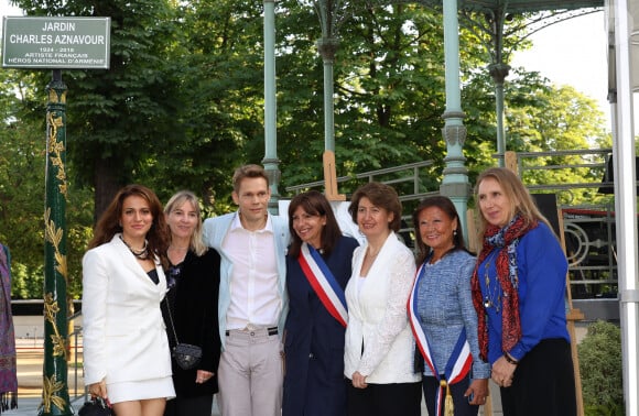 Kristina, Katia Aznavour, Nicolas Aznavour, Anne Hidalgo, - Hasmik Tolmajian et Jeanne d'Hauteserre - Inauguration du Jardin "Charles Aznavour", Avenue des Champs-Elysées à Paris à l'occasion du Centième anniversaire de sa naissance, le 22 mai 2024. © Coadic Guirec/Bestimage 