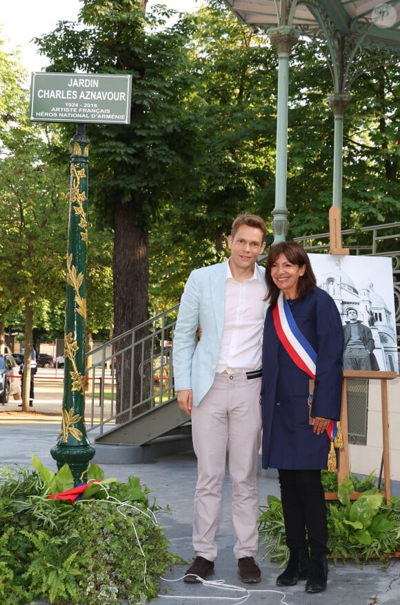 Nicolas Aznavour et Anne Hidalgo - Inauguration du Jardin "Charles Aznavour", Avenue des Champs-Elysées à Paris à l'occasion du Centième anniversaire de sa naissance, le 22 mai 2024. © Coadic Guirec/Bestimage 