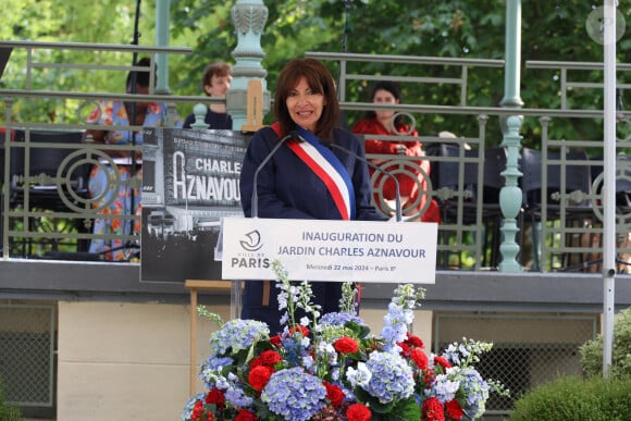 Anne Hidalgo - Inauguration du Jardin "Charles Aznavour", Avenue des Champs-Elysées à Paris à l'occasion du Centième anniversaire de sa naissance, le 22 mai 2024. © Coadic Guirec/Bestimage 