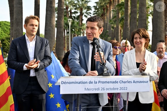 Nicolas Aznavour (fils de Charles Aznavour et Ulla Thorsell), David Lisnard, le maire de Cannes, et S.E. Mme Hasmik Tolmajian, ambassadrice de la République d’Arménie en France, durant l'inauguration de la Promenade Charles Aznavour et soutien à l’Arménie à Cannes, le 26 octobre 2022. Charles Aznavour avait un lien indéfectible avec Cannes qui remonte à ses jeunes années lorsqu’il s’adonnait à la pratique du patin à roulettes sur la piste de l’ancien Casino des Fleurs ou qu’il participait, adolescent, à la tournée de l’orchestre pour enfants « Prior et ses Cigalounettes ». Cannes était son port d’attache, entre sorties en mer depuis le port Canto et parties de pétanques mémorables place de l’Étang avec Henri Salvador ou Eddy Barclay. était également un habitué du Festival de Cannes. Il y présenta trois films en compétition : Le rat d'Amérique (1963), Le crocodile majuscule (1965), Di Blechtrommel (1979), ainsi qu’un film hors-compétition, Ararat (2002). Il fut membre du jury présidé par Sydney Pollack, en 1986. La Ville, reconnaissante, l’a fait citoyen d'honneur en 2005. Le Midem lui a décerné un Lifetime Achievement Award en 2009 pour saluer l’ensemble de sa carrière. Par cette nouvelle dénomination, David Lisnard rend un hommage pérenne à l’homme, Cannois de cœur, Arménien dans l’âme, et à l’artiste international engagé. Ainsi, la promenade Charles Aznavour se situe entre le square Daniel Cordier, sur la Pointe Croisette et près de l’emblématique port Canto dont il était l’un des illustres usagers, et la stèle à la mémoire des victimes du génocide arménien de 1915 et des combattants arméniens morts pour la France. Cette dernière a été érigée par la Mairie de Cannes et inaugurée en présence de Serge Sarkissian, président de la République d’Arménie, et de l’artiste à l’occasion du centenaire du génocide arménien en 2015. © Bruno Bebert / Bestimage  The inauguration of the Promenade Charles Aznavour and support to Armenia in Cannes on 26 October 2022. Charles Aznavour had an unbreakable link with Cannes that goes back to his youth when he used to roller skate on the track of the old Casino des Fleurs or when he participated, as a teenager, in the tour of the children's orchestra "Prior et ses Cigalounettes". Cannes was his home port, between sea outings from the Canto harbour and memorable petanque games on the Place de l'Étang with Henri Salvador or Eddy Barclay. was also a regular at the Cannes Festival. He presented three films in competition: Le rat d'Amérique (1963), Le crocodile majuscule (1965), Di Blechtrommel (1979), as well as an out-of-competition film, Ararat (2002). He was a member of the jury chaired by Sydney Pollack in 1986. The city was grateful and made him an honorary citizen in 2005. Midem gave him a Lifetime Achievement Award in 2009 in recognition of his career. With this new name, David Lisnard pays a lasting tribute to the man, a Cannois at heart, Armenian at heart, and to the committed international artist. The Charles Aznavour Walk is located between Daniel Cordier Square, on the Pointe Croisette and near the emblematic Port Canto, of which he was one of the most famous users, and the stele in memory of the victims of the Armenian genocide of 1915 and of the Armenian soldiers who died for France. The latter was erected by the Cannes Town Hall and inaugurated in the presence of Serge Sarkissian, President of the Republic of Armenia, and the artist on the occasion of the centenary of the Armenian genocide in 2015 