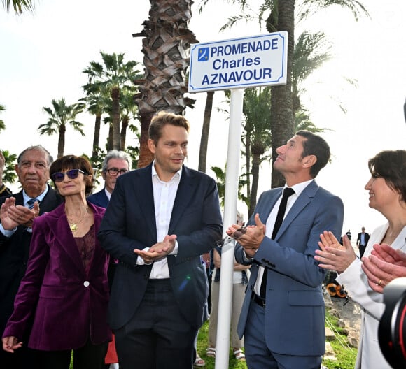 Nicolas Aznavour (fils de Charles Aznavour et Ulla Thorsell) et David Lisnard, le maire de Cannes, durant l'inauguration de la Promenade Charles Aznavour et soutien à l’Arménie à Cannes, le 26 octobre 2022. Charles Aznavour avait un lien indéfectible avec Cannes qui remonte à ses jeunes années lorsqu’il s’adonnait à la pratique du patin à roulettes sur la piste de l’ancien Casino des Fleurs ou qu’il participait, adolescent, à la tournée de l’orchestre pour enfants « Prior et ses Cigalounettes ». Cannes était son port d’attache, entre sorties en mer depuis le port Canto et parties de pétanques mémorables place de l’Étang avec Henri Salvador ou Eddy Barclay. était également un habitué du Festival de Cannes. Il y présenta trois films en compétition : Le rat d'Amérique (1963), Le crocodile majuscule (1965), Di Blechtrommel (1979), ainsi qu’un film hors-compétition, Ararat (2002). Il fut membre du jury présidé par Sydney Pollack, en 1986. La Ville, reconnaissante, l’a fait citoyen d'honneur en 2005. Le Midem lui a décerné un Lifetime Achievement Award en 2009 pour saluer l’ensemble de sa carrière. Par cette nouvelle dénomination, David Lisnard rend un hommage pérenne à l’homme, Cannois de cœur, Arménien dans l’âme, et à l’artiste international engagé. Ainsi, la promenade Charles Aznavour se situe entre le square Daniel Cordier, sur la Pointe Croisette et près de l’emblématique port Canto dont il était l’un des illustres usagers, et la stèle à la mémoire des victimes du génocide arménien de 1915 et des combattants arméniens morts pour la France. Cette dernière a été érigée par la Mairie de Cannes et inaugurée en présence de Serge Sarkissian, président de la République d’Arménie, et de l’artiste à l’occasion du centenaire du génocide arménien en 2015. © Bruno Bebert / Bestimage  The inauguration of the Promenade Charles Aznavour and support to Armenia in Cannes on 26 October 2022. Charles Aznavour had an unbreakable link with Cannes that goes back to his youth when he used to roller skate on the track of the old Casino des Fleurs or when he participated, as a teenager, in the tour of the children's orchestra "Prior et ses Cigalounettes". Cannes was his home port, between sea outings from the Canto harbour and memorable petanque games on the Place de l'Étang with Henri Salvador or Eddy Barclay. was also a regular at the Cannes Festival. He presented three films in competition: Le rat d'Amérique (1963), Le crocodile majuscule (1965), Di Blechtrommel (1979), as well as an out-of-competition film, Ararat (2002). He was a member of the jury chaired by Sydney Pollack in 1986. The city was grateful and made him an honorary citizen in 2005. Midem gave him a Lifetime Achievement Award in 2009 in recognition of his career. With this new name, David Lisnard pays a lasting tribute to the man, a Cannois at heart, Armenian at heart, and to the committed international artist. The Charles Aznavour Walk is located between Daniel Cordier Square, on the Pointe Croisette and near the emblematic Port Canto, of which he was one of the most famous users, and the stele in memory of the victims of the Armenian genocide of 1915 and of the Armenian soldiers who died for France. The latter was erected by the Cannes Town Hall and inaugurated in the presence of Serge Sarkissian, President of the Republic of Armenia, and the artist on the occasion of the centenary of the Armenian genocide in 2015 