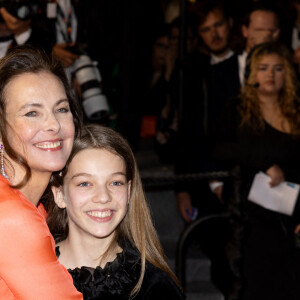 Grand-mère et petite-fille n'ont pas masqué leur fierté à l'issue de la projection
Carole Bouquet et sa petite-fille Darya Rassam - Montée des marches du film " Le comte de Monte-Cristo " lors du 77ème Festival International du Film de Cannes, au Palais des Festivals à Cannes. Le 22 mai 2024 © Jacovides-Moreau / Bestimage 