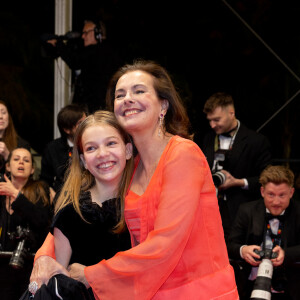 Carole Bouquet et sa petite-fille Darya Rassam - Descente des marches du film " Le comte de Monte-Cristo " lors du 77ème Festival International du Film de Cannes, au Palais des Festivals à Cannes. Le 22 mai 2024 © Olivier Borde / Bestimage 