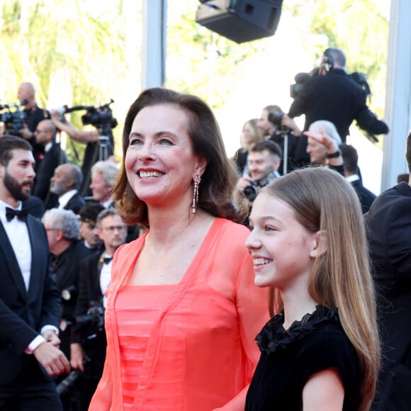 Carole Bouquet et sa petite-fille Darya Rassam - Montée des marches du film " Le comte de Monte-Cristo " lors du 77ème Festival International du Film de Cannes, au Palais des Festivals à Cannes. Le 22 mai 2024 © Jacovides-Moreau / Bestimage 