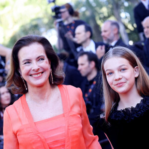 Grand-mère et petite-fille n'ont pas masqué leur fierté à l'issue de la projection
Carole Bouquet et sa petite-fille Darya Rassam - Montée des marches du film " Le comte de Monte-Cristo " lors du 77ème Festival International du Film de Cannes, au Palais des Festivals à Cannes. Le 22 mai 2024 © Jacovides-Moreau / Bestimage 