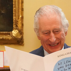Le roi Charles III d'Angleterre, lit les messages reçus à Buckingham Palace à Londres, après le diagnostic sur son cancer, le 23 février 2024.