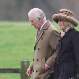 Le roi Charles III d'Angleterre et Camilla Parker Bowles, reine consort d'Angleterre, à la sortie de la messe du dimanche en l'église Sainte-Marie Madeleine à Sandringham. Le 18 février 2024 