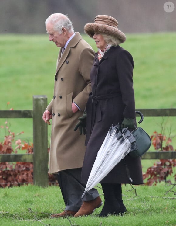 Le roi Charles III d'Angleterre et Camilla Parker Bowles, reine consort d'Angleterre, à la sortie de la messe du dimanche en l'église Sainte-Marie Madeleine à Sandringham. Le 18 février 2024 