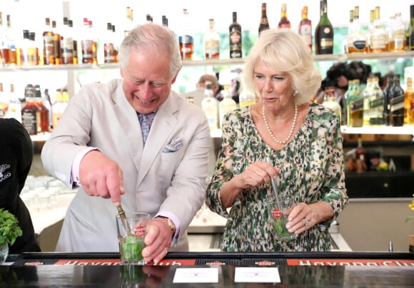 Le prince Charles, prince de Galles, et Camilla Parker Bowles, duchesse de Cornouailles, font un mojito lors d'une visite au restaurant Habanera à La Havane, Cuba le 27 mars 2019. 