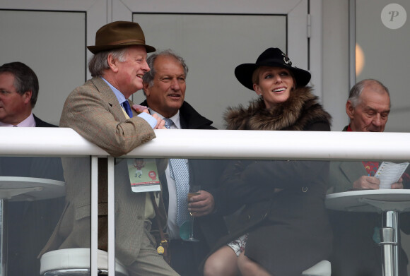 Andrew Parker Bowles (ex-mari de Camilla Parker Bowles) et Zara Tindall (Phillips) lors du 3ème jour du Festival de Cheltenham à l'Hippodrome de Cheltenham, le 16 mars 2017. 