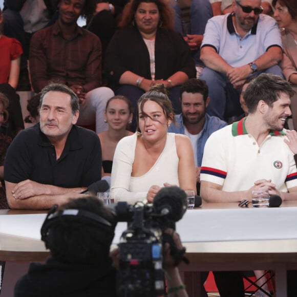 Exclusif - Gilles Lellouche, Adèle Exarchopoulos, François Civil, Mallory Wanecque, Malik Frikah sur le plateau de l'émission "C à vous" lors du 77ème Festival International du Film de Cannes le 22 mai 2024. © Jack Tribeca / Bestimage 