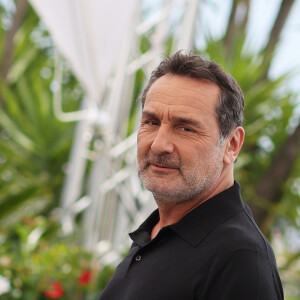 "J'ai tout de suite pensé à Adèle et Francois. En fait on se connaissait un peu dans la vie..." 
Le réalisateur Gilles Lellouche - Photocall du film "L'Amour Ouf" (Beating Hearts / Compétition) lors du 77ème Festival International du Film de Cannes (14 - 25 mai 2024), le 24 mai 2024. © Jacovides / Moreau / Bestimage 