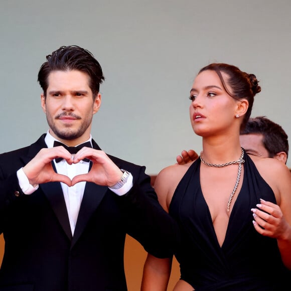 Rires, taquineries, regards qui en disent long,... Adèle Exarchopoulos et François Civil forment le couple star qui a illuminé le 77e Festival de Cannes.
Karim Leklou, François Civil, Adèle Exarchopoulos - Montée des marches du film " L'amour ouf " lors du 77ème Festival International du Film de Cannes, au Palais des Festivals à Cannes. © Jacovides-Moreau / Bestimage 