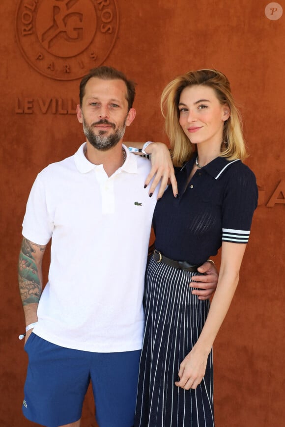 Ils se sont passés la bague au doigt lors d'une cérémonie religieuse organisée au sein de l'église Saint-Armel à Ploërmel dans le Morbihan
Nicolas Duvauchelle et sa compagne Chloé Roy au village lors des internationaux de France Roland Garros à Paris le 13 juin 2021. © Dominique Jacovides / Bestimage 