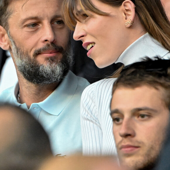 Nicolas Duvauchelle et sa compagne Chloé Roy - People au match de football de ligue 1 Uber Eats entre le Paris St Germain et Troyes (2-2) à Paris le 8 mai 2022.