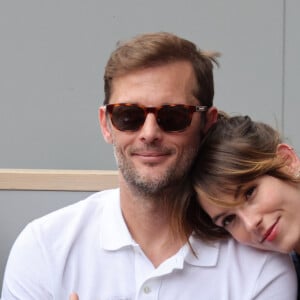 Nicolas Duvauchelle et sa compagne Chloé Roy dans les tribunes lors des Internationaux de France de Tennis de Roland Garros 2022. Paris, le 5 juin 2022. © Dominique Jacovides/Bestimage 