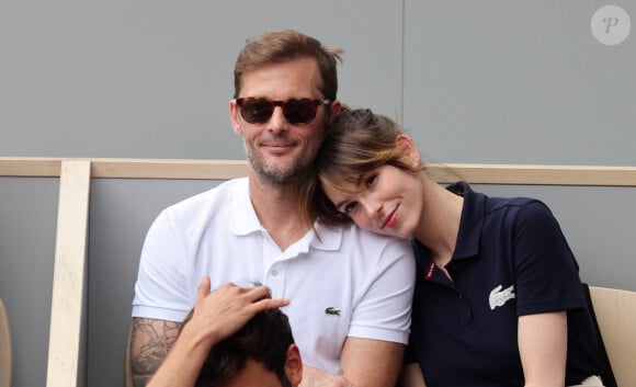 Nicolas Duvauchelle et sa compagne Chloé Roy dans les tribunes lors des Internationaux de France de Tennis de Roland Garros 2022. Paris, le 5 juin 2022. © Dominique Jacovides/Bestimage 