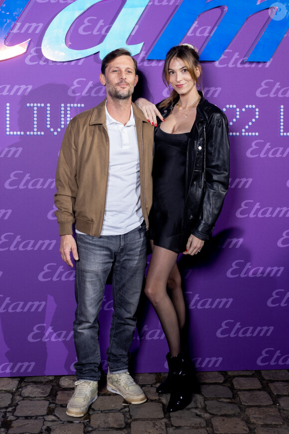 La veille, le couple avait déjà officialisé son union au terme d'une cérémonie civile
Nicolas Duvauchelle et sa fiancée Chloé Roy - Photocall lors du défilé Etam Live Show 2022 dans les jardins des Archives Nationales lors de la fashion week printemps/été 2023 le 27 septembre 2022. © Agence Bestimage