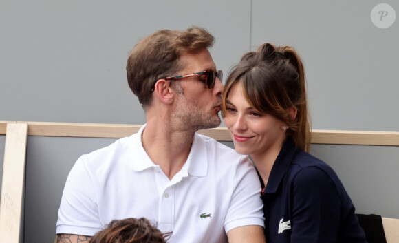 Nicolas Duvauchelle et sa compagne Chloé Roy dans les tribunes lors des Internationaux de France de Tennis de Roland Garros 2022. Paris, le 5 juin 2022. © Dominique Jacovides/Bestimage 