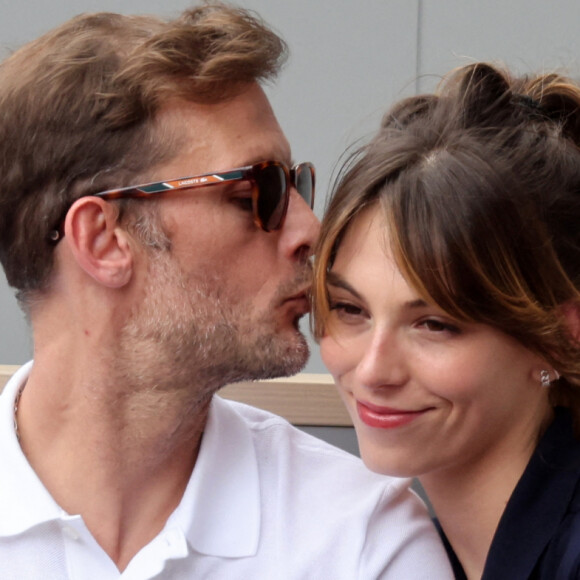 Nicolas Duvauchelle et sa compagne Chloé Roy dans les tribunes lors des Internationaux de France de Tennis de Roland Garros 2022. Paris, le 5 juin 2022. © Dominique Jacovides/Bestimage 