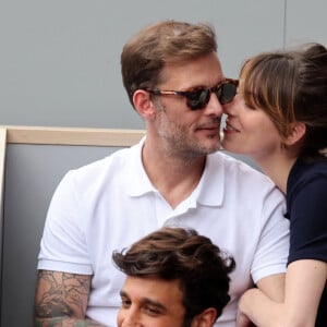 Nicolas Duvauchelle et sa compagne Chloé Roy dans les tribunes lors des Internationaux de France de Tennis de Roland Garros 2022. Paris, le 5 juin 2022. © Dominique Jacovides/Bestimage 