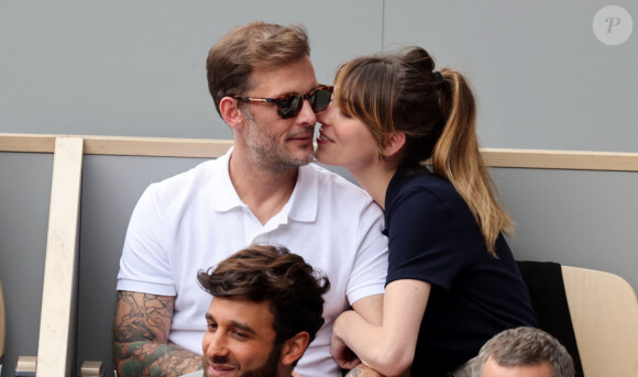 Nicolas Duvauchelle et sa compagne Chloé Roy dans les tribunes lors des Internationaux de France de Tennis de Roland Garros 2022. Paris, le 5 juin 2022. © Dominique Jacovides/Bestimage 