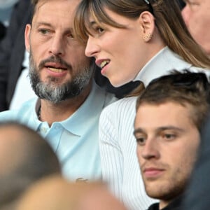 Nicolas Duvauchelle et sa compagne Chloé Roy - People au match de football de ligue 1 Uber Eats entre le Paris St Germain et Troyes (2-2) à Paris le 8 mai 2022.