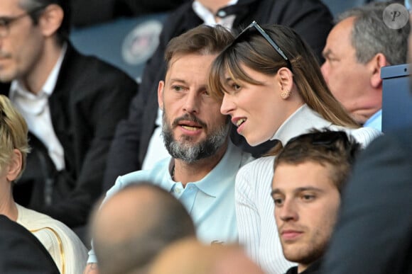 Nicolas Duvauchelle et sa compagne Chloé Roy - People au match de football de ligue 1 Uber Eats entre le Paris St Germain et Troyes (2-2) à Paris le 8 mai 2022.