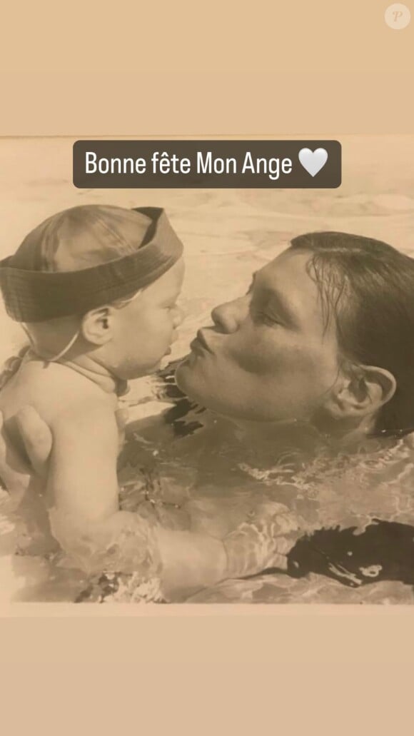 Une photo de lui avec sa maman en noir et blanc
Jean-Baptiste Maunier a rendu hommage à sa maman pour la fête des Mères le 26 mai 2024. 